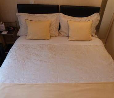 Room 6 Small Double, ensuite bedroom (Breakfast not included )