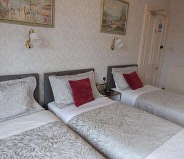 Room 5 Triple En-suite Room (3 Single Beds) (Breakfast not included )