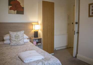 Large single en-suite room (inclusive of breakfast)