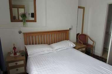 Double Room En-suite shower (room only)
