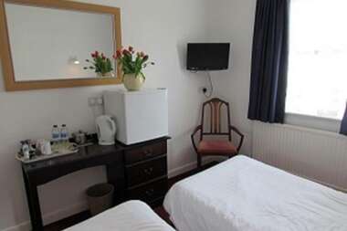 *Non Refundable* - Twin En-suite Room Shower (room Only)