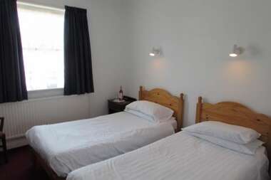 Twin Room En-suite Shower and Bath(room Only)