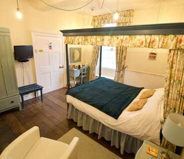 Alexander Brodie Double En-suite Room (inc. Breakfast)