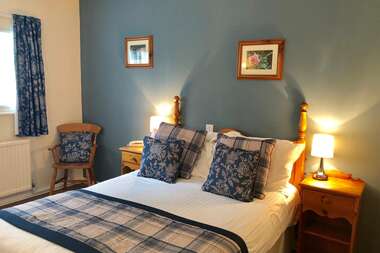 Double En-suite Room (inc. Breakfast and 1 or 2 Dogs)