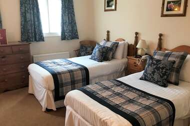 Twin En-suite Room (inc. Breakfast and 1 or 2 Dogs)