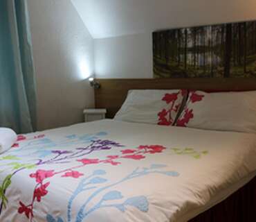 Twin En-suite or king size Room with bath.