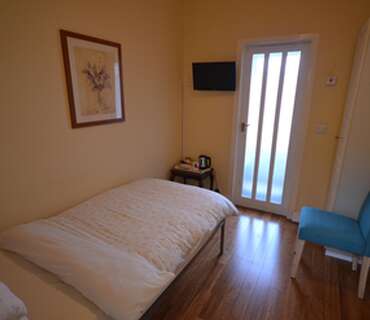 Single bedroom with En-suite (1)(inc. Breakfast)