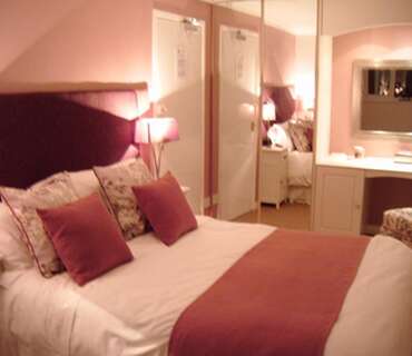 Large Double Ensuite Room (Inc. Breakfast) - Sleeps up to 2 adults & One child/teenager