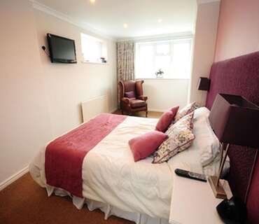 Large Double Ensuite Room (Inc. Breakfast) - Sleeps up to 2 adults & One child/teenager