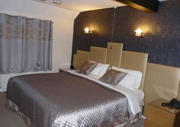 Large double en-suite room with shower and bath