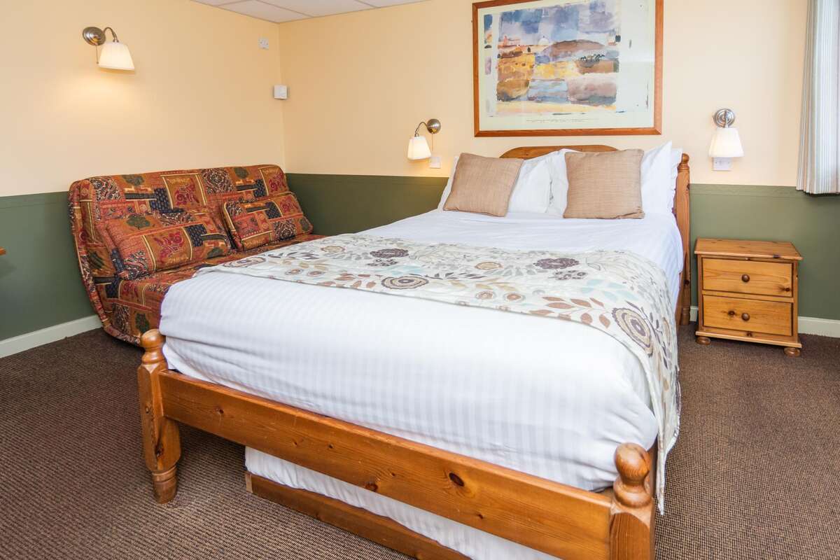 Our Gallery Half Moon Inn and Country Lodge, Bed and Breakfast in