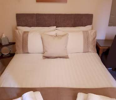 Single Occupancy of Double En-suite Room with Garden View (inc Breakfast)