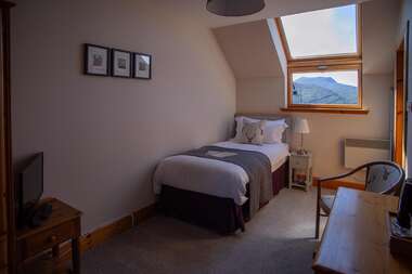 3. A Single En-suite Room with Loch view and Scottish Breakfast