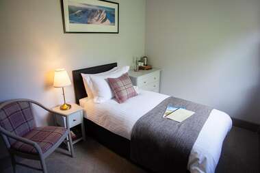 4. A Single En-suite Room with Garden view and Scottish Breakfast