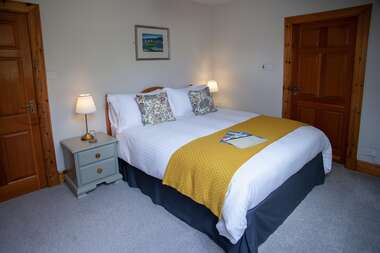 6. A Double En-suite with Hillside Garden view.