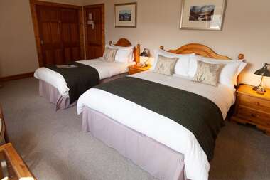 7. A Double En-suite with Loch view.