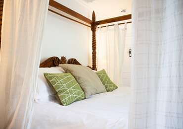 Burrator - Four Poster Super King En-suite Room (inc Breakfast)