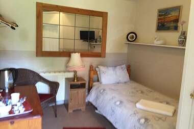Budget singleBed ensuite room inc breakfast room 5 one person