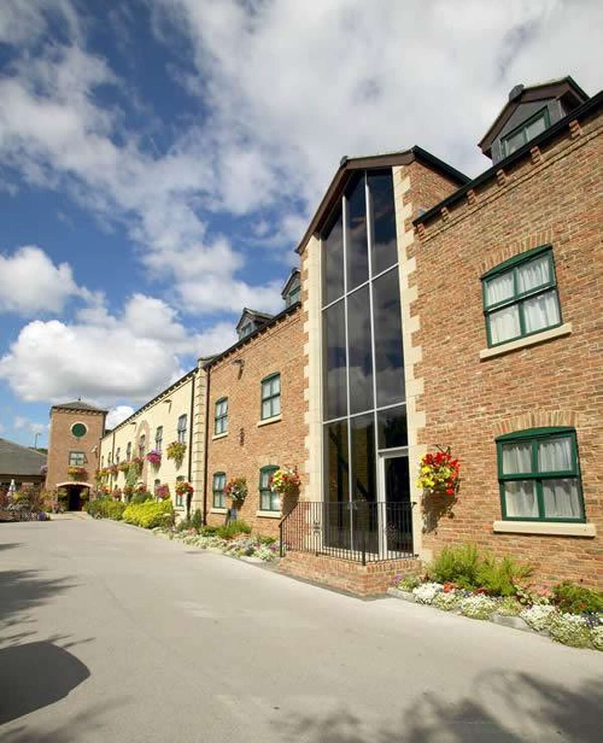 Our Gallery Corn Mill Lodge Hotel, Hotel in Leeds