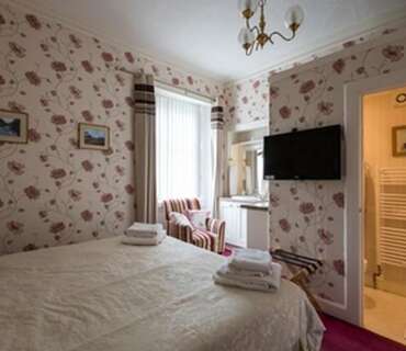 Room 4 Large Double bedroom (Breakfast not included )