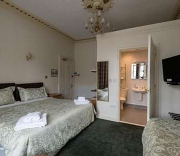 Room 8 Family En-suite Room (Breakfast not included )