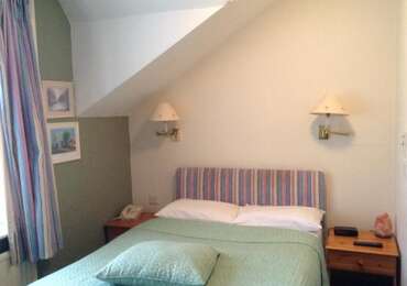 Standard double room en-suite bathroom