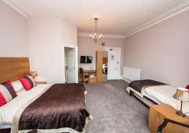 Large Double / Family En-suite Room(inc breakfast)