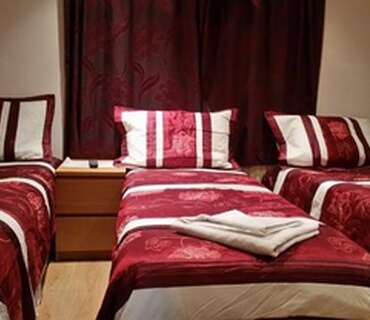 Triple Beds With Shared Bathroom/shower