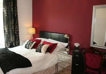 Small Double En-suite Room (inc. Breakfast)