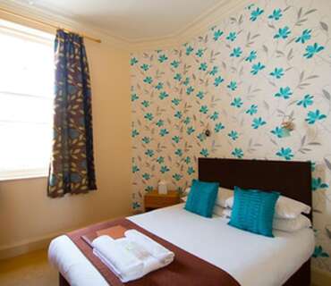 Small Double En-suite Room (inc. Breakfast)