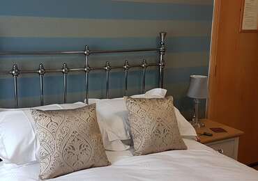 R2 -Double En-suite Roomwith 1 double bed (inc. Breakfast)