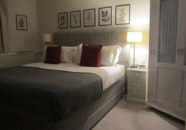 Deluxe Super-King Ensuite Incl. Breakfast sleeping 2 persons