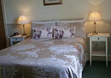 Room 2 - Spacious- En-suite Room (inc. Breakfast)