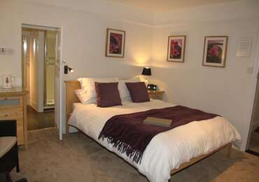 Double room with En suite shower room - Breakfast included