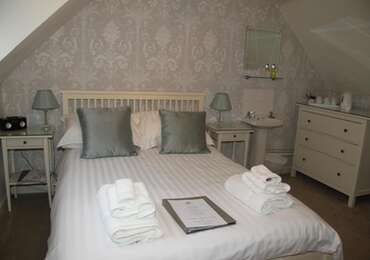 Triple Room - first floor (has use of shared ground floor bathrooms) - Breakfast included