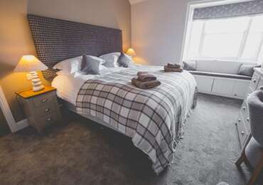 *King Size En-suite Room With Adjoining Family Room With Bunk-beds (Inc. Breakfast) *(4 people)