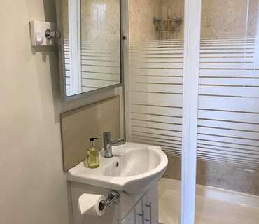 Room 6 Small Double, ensuite bedroom (Breakfast not included )