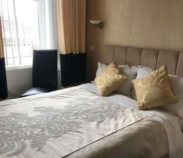 Room 6 Small Double, ensuite bedroom (Breakfast not included )