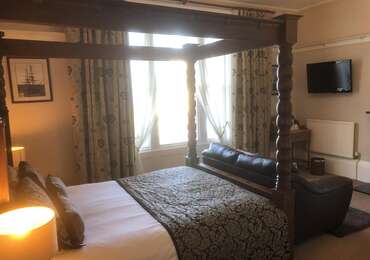 R2 King-size Four-poster En-suite Room